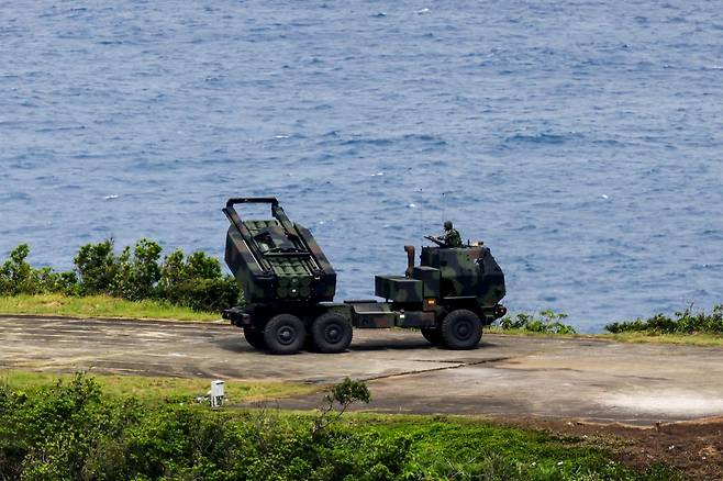대만군이 12일 실시한 훈련에 등장한 미국산 하이마스 고속기동포병로켓시스템. EPA연합뉴스