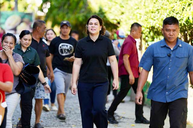 사라 두테르테 필리핀 부통령이 12일(현지시간) 다바오시 투표소로 걸어가고 있다. 아래쪽 사진은 페르디난도 마르코스) 대통령이 휠체어를 탄 어머니 이멜다 여사와 함께 일로코스노르테주의 한 교회를 찾은 모습. AFP, AP연합뉴스