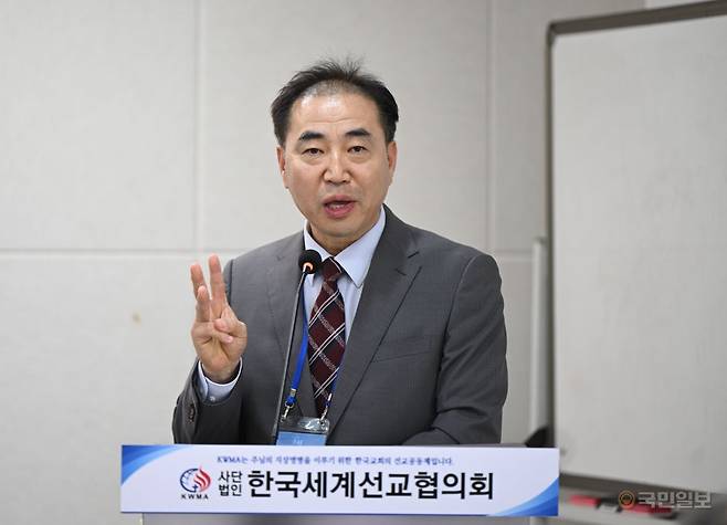 진용식 목사가 기자회견 개최 취지를 밝히고 있다. 아래 사진은 일본 동경이단상담소장 장청익 목사가 일본의 이단 문제 특징에 관해 설명하는 모습. 신석현 포토그래퍼