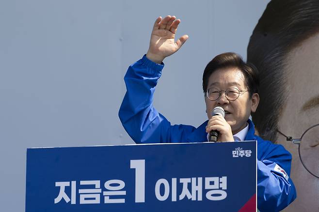 이재명 더불어민주당 대선후보가 12일 오후 경기도 화성시 동탄 센트럴파크 음악분수중앙광장에서 열린  ‘K-반도체’ 동탄 집중유세에서 발언을 하고 있다. [김호영 기자]