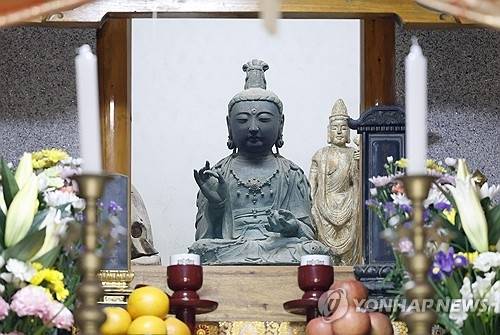 충남 부석사를 떠났던 고려시대 금동관세음보살좌상이 12일 일본 쓰시마섬 사찰 간논지로 돌아와 공개돼 있다. 이 불상은 향후 쓰시마 박물관에 보관될 예정이다. [교도 연합뉴스]