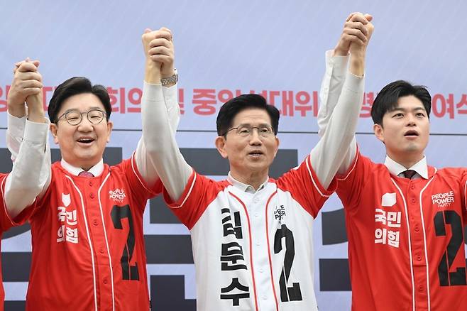 (중앙)김문수 국민의힘 대선 후보와 (왼쪽 첫 번째)권성동 공동선거대책위원장, (오른쪽 첫 번째) 김용태 공동선거대책위원장이 12일 오전 서울 여의도 국민의힘 중앙당사에서 열린 ‘중앙선대위 회의 및 중앙선대위 임명장 수여식’에서 기념촬영을 하고 있다. [한주형 기자]