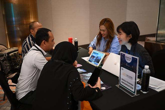 쿠알라룸푸르에서 열린 서울관광설명회 트래블 마트에서 상담중인 관계자들 / 사진=서울관광재단