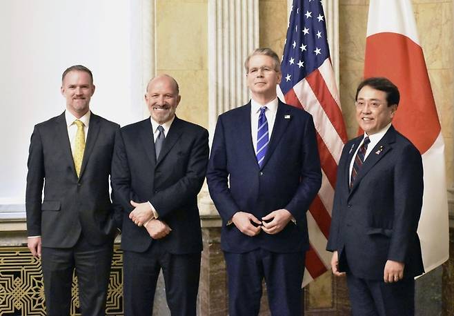 지난 1일(현지시간) 미국 워싱턴DC에서 열린 미국과 일본 간 2차 관세 협상에서 양국 참가자들이 기념 촬영에 응하고 있다. 왼쪽부터 제이미슨 그리어 미국 무역대표부(USTR) 대표, 하워드 러트닉 미국 상무부 장관, 스콧 베선트 미국 재무부 장관, 아카자와 료세이 일본 경제재생상. [연합뉴스]