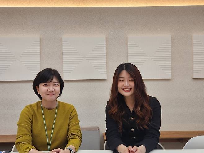 김하연 나눔비타민 대표(오른쪽)와 김은혜 우아한형제들 파트장이 매일경제와 인터뷰하면서 기부 문화 확산에 대해 얘기 하고 있다. [사진=이호준 기자]