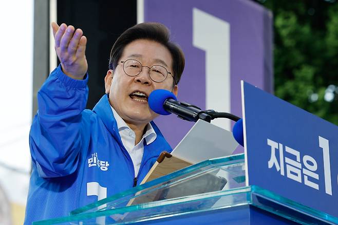 더불어민주당 이재명 대선 후보가 지난 12일 대전광역시 으느정거리 스카이로드에서 유세하고 있다. [사진 출처 = 연합뉴스]