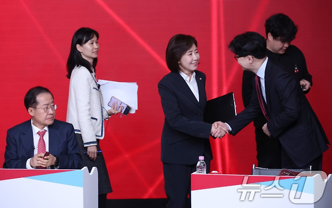 국민의힘 21대 대선 경선 과정에서 (왼쪽부터) 홍준표 전 대구시장과 나경원 의원, 한동훈 전 국민의힘 대표가 인사를 나누고 있다. [사진출처=뉴스1]