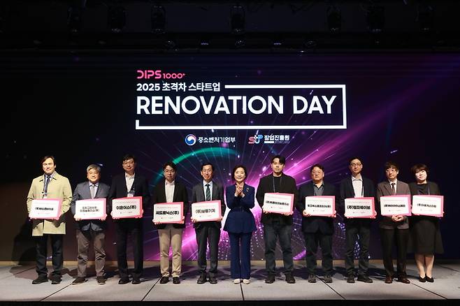 중소벤처기업부가 13일 서울 영등포구 페어몬트 앰배서더 호텔에서 개최한 ‘2025 초격차 스타트업 레노베이션 데이’에서 오영주 장관(가운데)과 초격차스타트업 대표자들이 기념촬영을 하고 있다. <중기부>