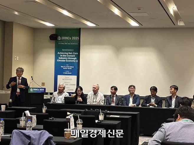 지난 12일 한국폐기물자원순환학회가 제주 신화월드에서 진행한 3RINCs 국제학술대회에서 김석완 학회장(맨 왼쪽)이 탄소저감과 자원순환 관점에서 국내 시멘트 업계가 해야 할 역할에 대해 설명하고 있다. [사진=이윤식 기자]