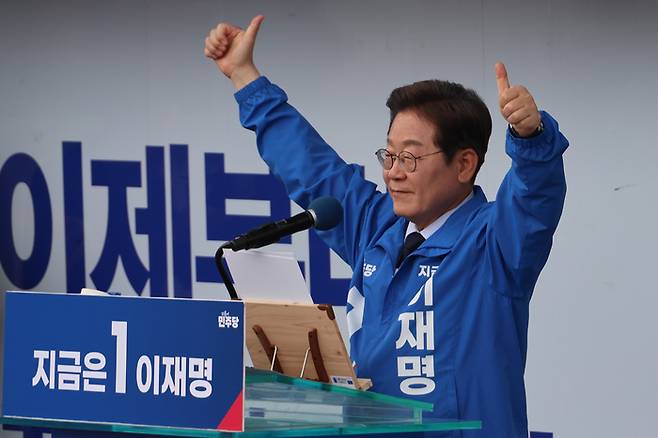 이재명 더불어민주당 대선 후보가 ‘보수의 텃밭’으로 불리는 대구·경북(TK) 지역 유세에 나선 13일 경북 포항시청 광장에서 포항 시민들에게 인사하고 있다. [사진 = 연합뉴스]