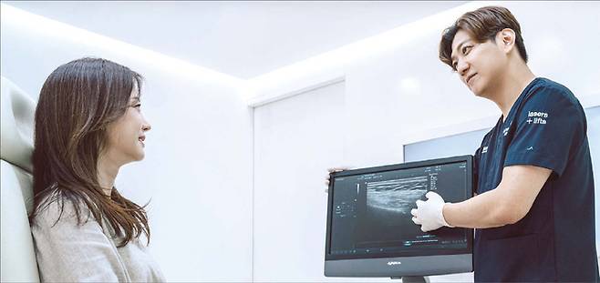 엠레드클리닉에서 시술 상담을 받고 있는 고객.