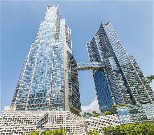 서울 지하철 4호선 신용산역 3번 출구로 나와 고개를 돌리면 래미안용산더센트럴 오피스텔이 눈에 확 들어온다. (윤관식 기자)