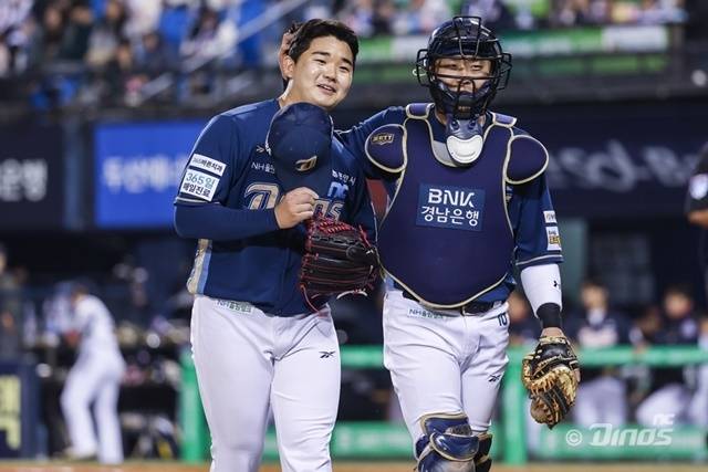 11일 두산 더블헤더 2차전에서 박세혁(오른쪽)이 김녹원을 격려하고 있다. 사진=NC 제공