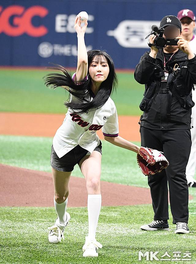 자연스럽게 흐르는 스트레이트 롱 헤어와 강렬한 눈빛은 마운드 위에서도 시선을 사로잡았다. 사진=천정환 기자