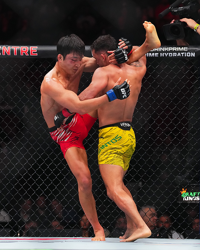 Road to UFC 시즌1 페더급 토너먼트 우승자 이정영이 2025년 5월 캐나다 퀘벡주 몬트리올 벨 센터 UFC 315 제2경기에서 UFC 밴텀급 2승 1패 다니에우 구스타부 곤자가 산투스한테 밀려 넘어지고 있다. 사진=TKO