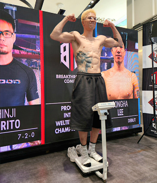 제11대 DEEP 라이트급 챔피언 및 제2대 블랙컴뱃 라이트급 챔피언 이송하가 2025년 5월 일본 도쿄 Progress 웰터급 잠정 타이틀매치 계체를 통과하고 있다. 사진=PROGRESS実行委員会