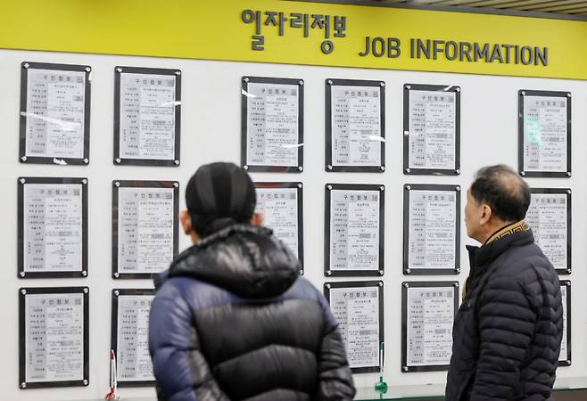 서울 마포구 서부고용복지플러스센터에서 머리가 장년(長年)층 구직자가 일자리 정보 게시판을 살펴보고 있다. /사진=뉴스1 /사진=(서울=뉴스1) 민경석 기자