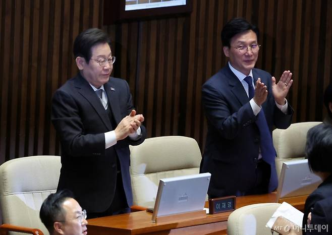 [서울=뉴시스] 조성우 기자 = 이재명(왼쪽) 더불어민주당 대표와 김민석 최고위원 이 4일 오후 서울 여의도 국회에서 열린 제424회 국회(임시회) 제1차 본회의가 끝난 뒤 박수치고 있다. 2025.04.04. xconfind@newsis.com /사진=조성우