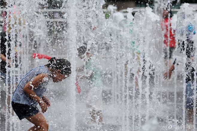 [서울=뉴시스] 배훈식 기자 = 무더위가 계속된 15일 오후 서울 종로구 광화문광장에서 아이들이 바닥분수에서 물놀이를 하며 더위를 식히고 있다. 사진은 기사와 관련이 없음. 2024.08.15.  /사진=배훈식