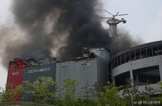 (이천=뉴스1) 김영운 기자 = 13일 오후 경기 이천시 부발읍 소재 대형 물류창고에서 화재가 발생해 검은 연기가 치솟고 있다.  소방당국은 대응 2단계를 발령해 진화 중이며 인명 피해는 현재까지 없는 것으로 파악됐다. 2025.5.13/뉴스1  Copyright (C) 뉴스1. All rights reserved. 무단 전재 및 재배포,  AI학습 이용 금지. /사진=(이천=뉴스1) 김영운 기자