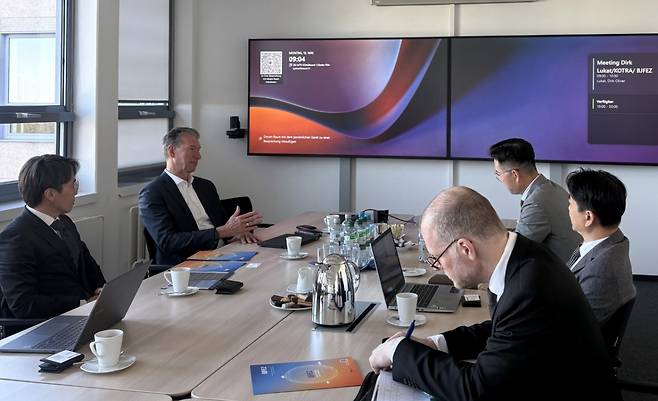 부산진해경제자유구역청이 독일 프랑크푸르트 내 기업을 찾아 투자유치 활동을 하고 있다./사진제공=부산진해경제자유구역청