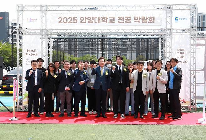 '2025학년도 전공박람회' 개막식에 참석한 안양대 내외빈들./사진제공=안양대