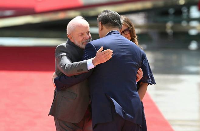 (브라질리아 AFP=뉴스1) 우동명 기자 = 시진핑 중국 국가주석이 20일(현지시간) 브라질리아 플라날토 궁에서 루이스 이나시우 룰라 다시우바 브라질 대통령과 만나 포옹을 하고 있다. 2024. 11.21  ⓒ AFP=뉴스1  Copyright (C) 뉴스1. All rights reserved. 무단 전재 및 재배포,  AI학습 이용 금지. /사진=(브라질리아 AFP=뉴스1) 우동명 기자