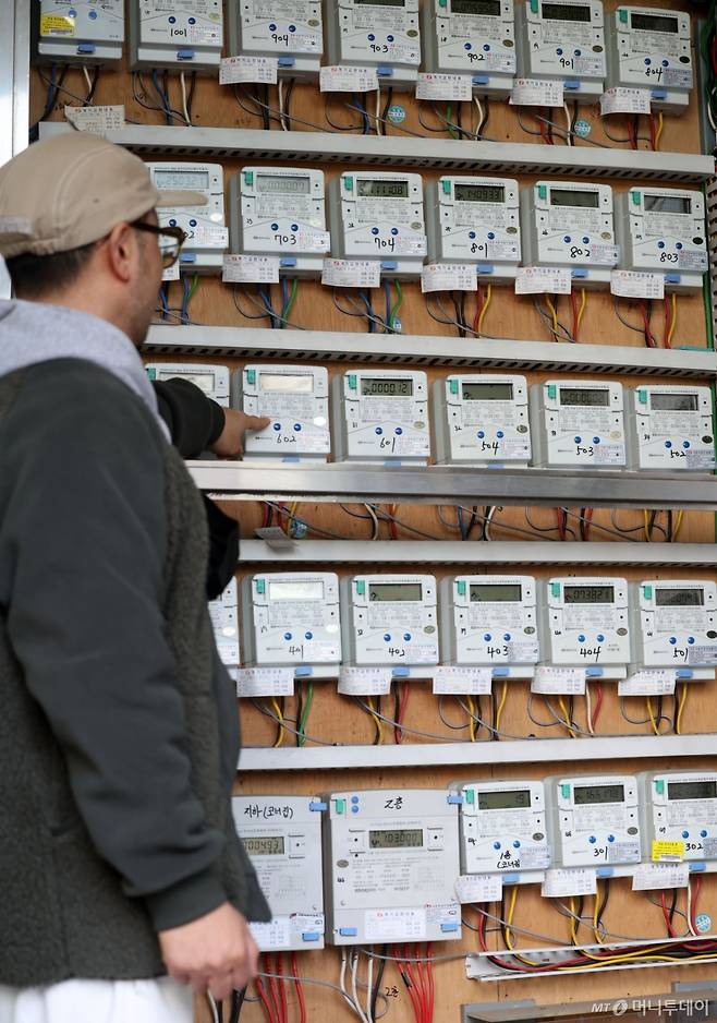 한국전력이 2분기에 적용할 연료비조정단가를 현재와 같은 ㎾h(킬로와트시)당 5원으로 유지한다고 밝힌 21일 서울 시내 한 오피스텔 전기 계량기 모습. 2025.03.21. /사진=뉴시스