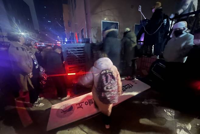 1월19일 새벽 윤석열 대통령에 대한 구속영장이 발부되자 서울 서부지법에 지지자들이 진입해 난동을 부리고 있다. /사진=뉴스1.