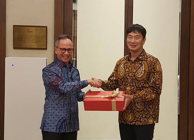 2023년 5월 인도네시아 자카르타. 이복현 금융감독원장이 직원 상호파견을 위한 합의각서 체결식에서 마헨드라 인도네시아 금융감독청(OJK) 청장에게 기념품을 전달받고 있다/사진=금융감독원