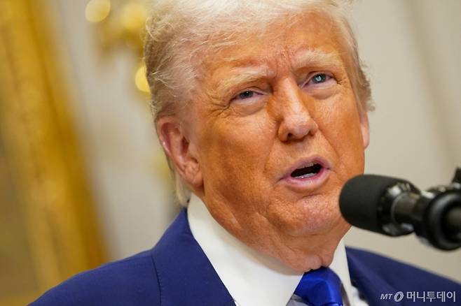 (워싱턴 로이터=뉴스1) 우동명 기자 = 도널드 트럼프 미국 대통령이 12일(현지시간) 워싱턴 백악관에서 취재진과 만나 중국과 고위급 협상에서 '관세전쟁'을 90일간 유예하기로 합의한 것과 관련해 "이번 주말에 아마도 시진핑 중국 국가주석과 통화할 수도 있다"고 밝히고 있다. 2025.05.13 ⓒ 로이터=뉴스1 Copyright (C) 뉴스1. All rights reserved. 무단 전재 및 재배포, AI학습 이용 금지. /사진=(워싱턴 로이터=뉴스1) 우동명 기자