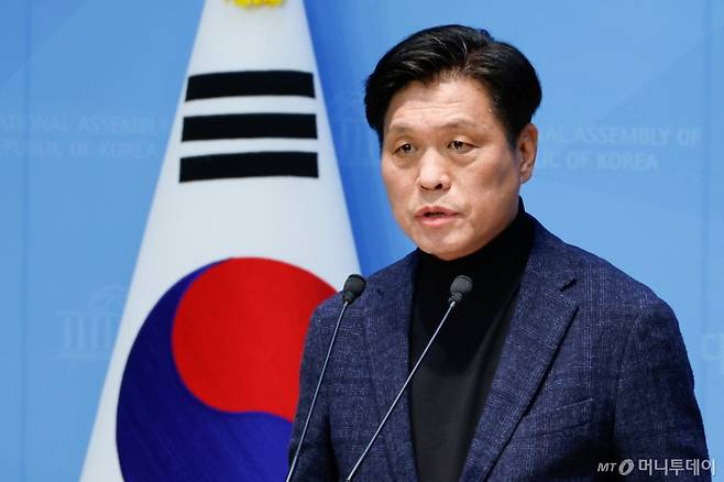 (서울=뉴스1) 안은나 기자 = 조승래 더불어민주당 수석대변인이 8일 오후 서울 여의도 국회 소통관에서 윤석열 대통령 석방 관련 브리핑을 하고 있다. 2025.3.8/뉴스1  Copyright (C) 뉴스1. All rights reserved. 무단 전재 및 재배포,  AI학습 이용 금지.