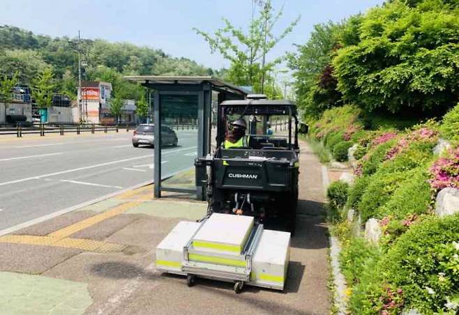 보도 구간을 탐사 하고 있는 전동 카트형 지표투과레이더(GPR). /사진제공=광명시