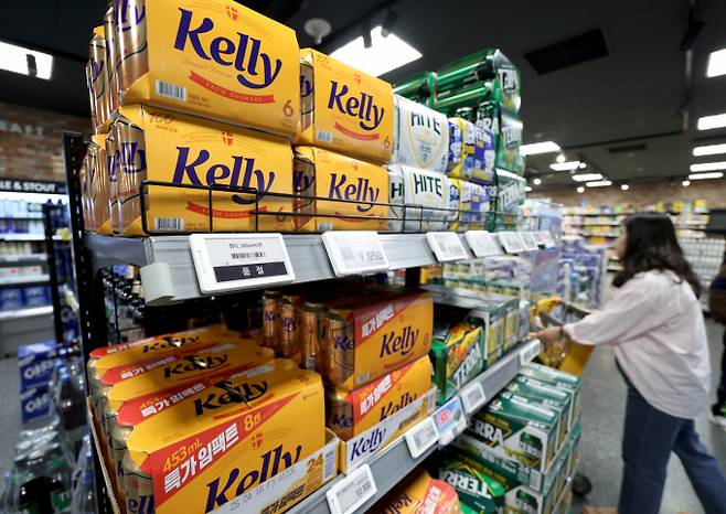 하이트진로가 테라·켈리 등 주요 맥주 제품의 출고 가격을 평균 2.7% 인상한다고 13일 밝혔다. 사진은 이날 서울 시내의 한 대형마트에 진열된 테라와 켈리 맥주. /사진=뉴시스