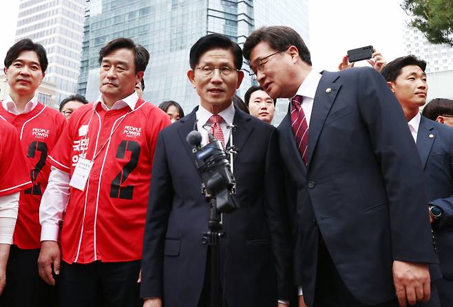 (부산=뉴스1) 김민지 기자 = 김문수 국민의힘 대통령 후보가 13일 부산 산업은행 이전 부지를 찾아 브리핑을 듣던 중 김대식 의원의 얘기를 듣고 있다. 2025.5.13/뉴스1  Copyright ? 뉴스1. All rights reserved. 무단 전재 및 재배포,  AI학습 이용 금지. /사진=(부산=뉴스1) 김민지 기자