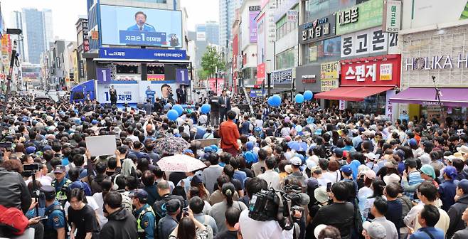이 후보는 유세를 통해 탈이념·실용주의 노선도 재차 확인했다. 사진은  이재명 더불어민주당 대선 후보가 13일 대구 동성로 거리에서 집중 유세를 하는 모습. /사진=뉴스1