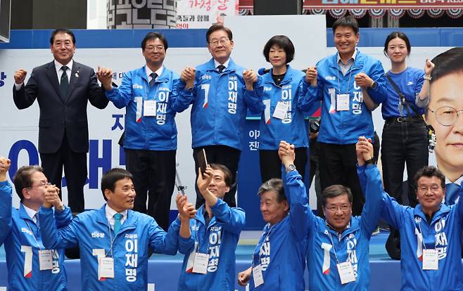 이 후보는 13일 진행된 선거 유세에서 '탈진영·탈이념'을 강조하며 통합 메시지도 거듭 전달했다. 사진은 이 후보가 13일 대구 동성로 거리에서 당원들과 함께 기념 촬영을 하는 모습. /사진=공동취재