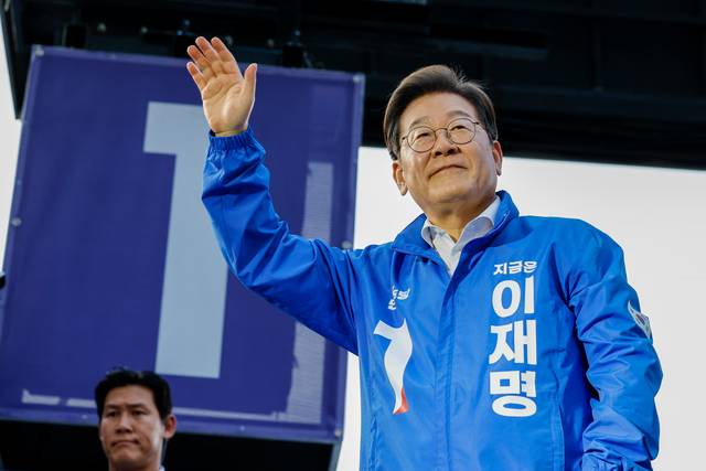 이재명 더불어민주당 대선 후보가 12일 대전광역시 으느정거리 스카이로드에서 열린 유세에서 대전 시민들에게 인사하고 있다.  연합뉴스