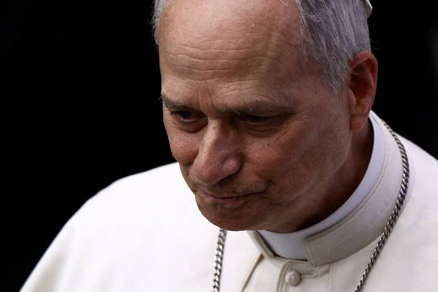 교황 레오 14세가 12일 바티칸 바오로5세 홀에서 기자회견을 마친 뒤 회견장을 나서고 있다. 로이터 연합뉴스