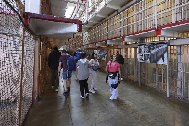 국립공원으로 지정된 알카트라즈 교도소 내부를 5일 관광객들이 둘러보고 있다.  AP 연합뉴스