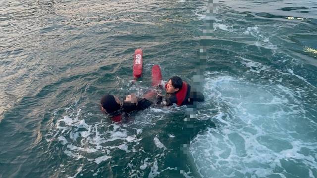 13일 오전 부산 남항대교 아래 바다에 빠진 시민을 해경이 구조하고 있다. 부산해양경찰서 제공
