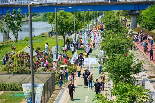 지난해 열린 제 16회 ‘중랑 서울장미축제’ 장미 퍼레이드 진행 모습. 중랑구청 제공