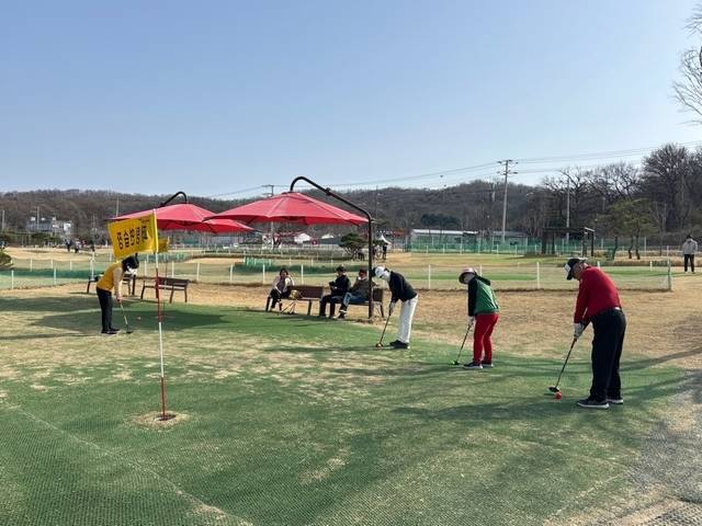 파주시는 운정·심학산 파크골프장의 개장시간을 기존 오전 9시에서 7시로 2시간 앞당겨 운영한다. 파주시 제공