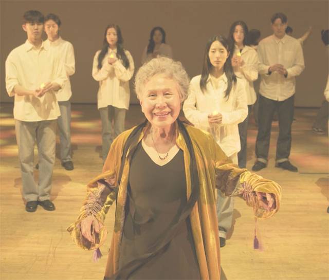 박정자(맨앞) 배우가 주인공으로 촬영 중인 ‘청명과 곡우 사이’ 한 장면. 유준상 감독 제공