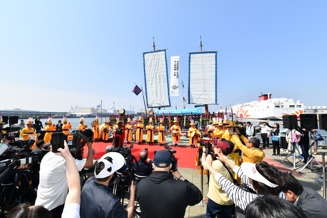 13일 오사카 ATC부두에서 열린 조선통신사선 입항환영식. 국가유산청 제공