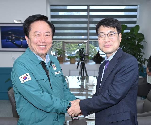 김정기(오른쪽) 대구시장 권한대행과 권기창 경북 안동시장이 13일 안동시청에서 대구 취수원 이전에 대해 논의한 뒤 손을 맞잡고 있다. 대구시청 제공