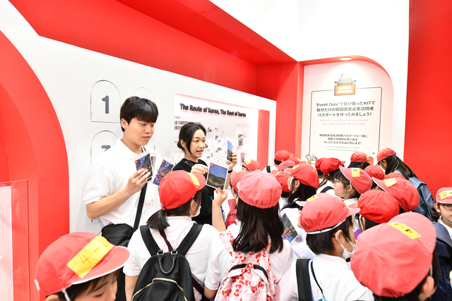 오사카 엑스포 ‘국가유산 방문 캠페인’ 참여형 체험부스를 방문한 아이들. 국가유산청 제공