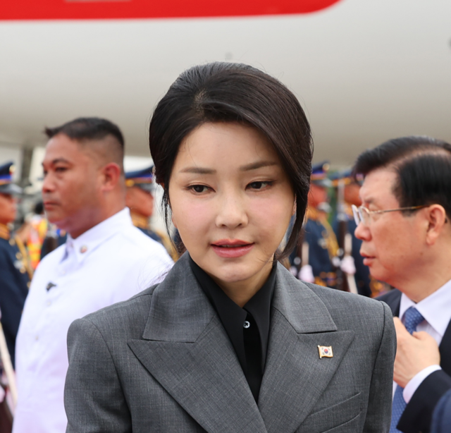 지난 2024년 10월 필리핀을 국빈 방문한 윤석열 대통령 부인 김건희 여사가 마닐라 니노이 아키노 국제공항에 도착해 차량으로 이동하고 있다. 뉴시스