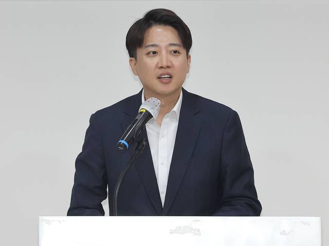 개혁신당 이준석 대선 후보가 대구광역시의사회관에서 열린 대구광역시의사회·경상북도의사회 지역의료 현안 간담회에서 인사말을 하고 있다.  연합뉴스