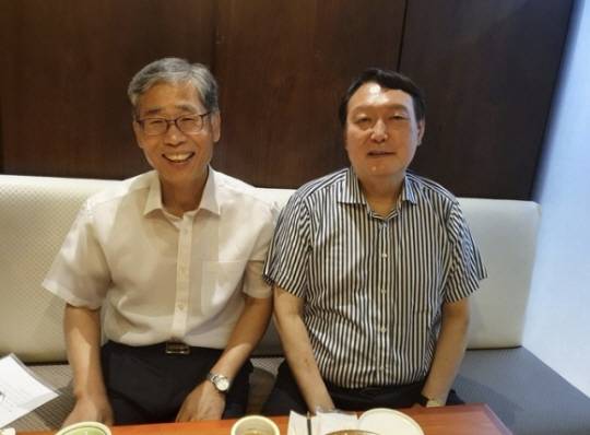 윤석열 전 대통령의 멘토로 알려졌던 신평(왼쪽) 변호사가 공정세상연구소 이사장이던 2021년 7월 자신의 페이스북에 당시 국민의힘 대선 후보이던 윤 전 대통령 지지를 밝히며 올린 사진. 신 변호사 페이스북 캡처